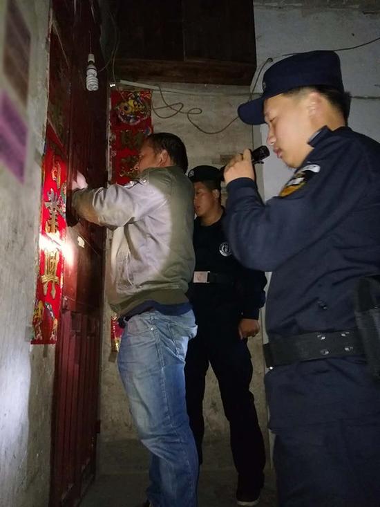 巧马镇粗心妈妈误将幼女锁家中 